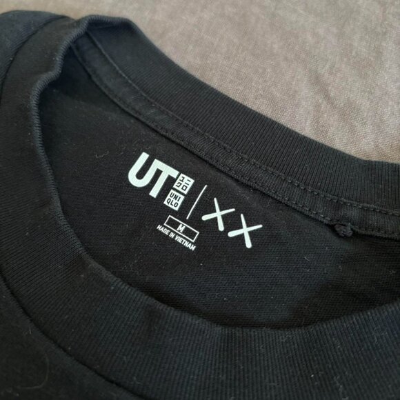 (US M Medium) KAWS x Uniqlo UT Short Sleeve Graphic T-shirt (US Sizing) Black - Picture 5 of 5
